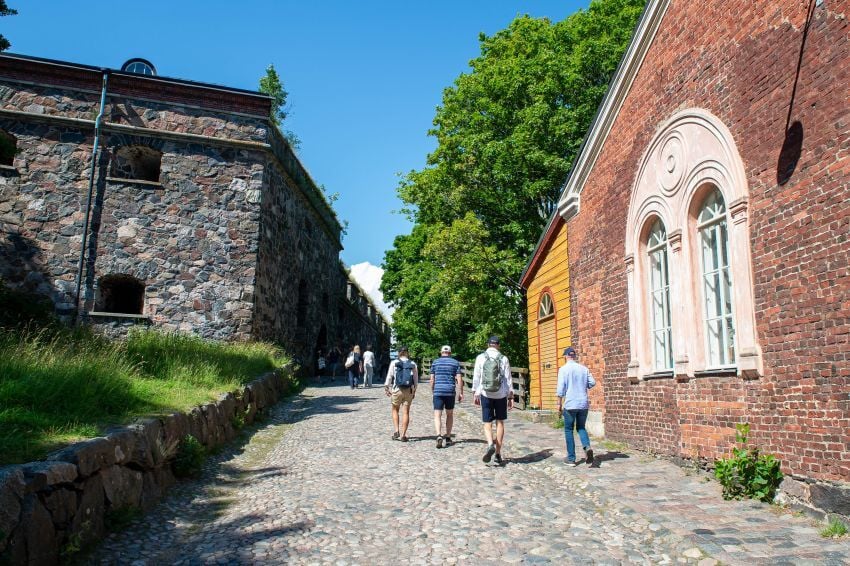 Suomenlinnan vierailijoita