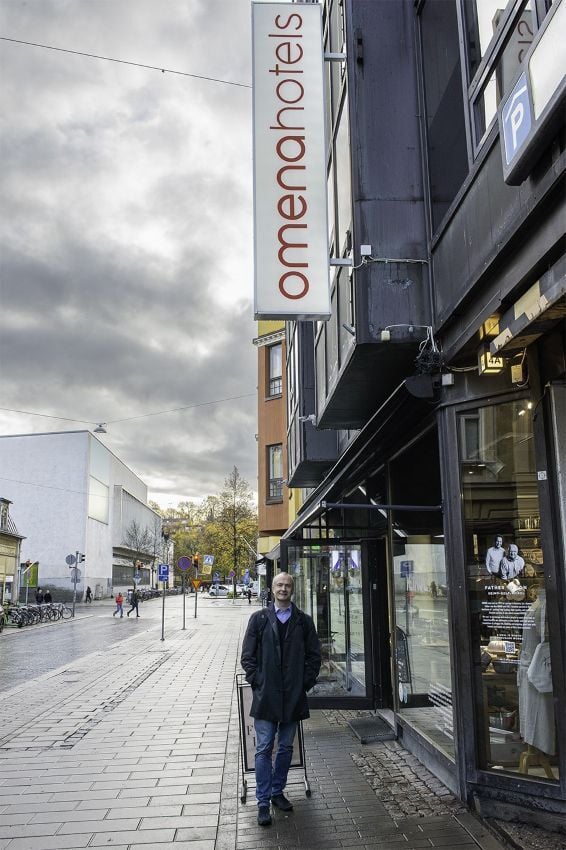 Omenahotelsin toimitusjohtaja Erno Launo Turun Kauppioaskadulla.