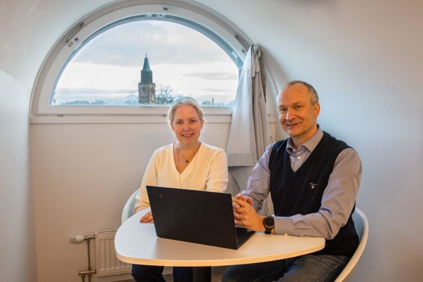 Omenahotels toimitusjohtaja ja HMMH Consulting Hanna Lak tutustuva tuloksiin. Omenahotellin Turun Kauppiaskadun huoneessa.