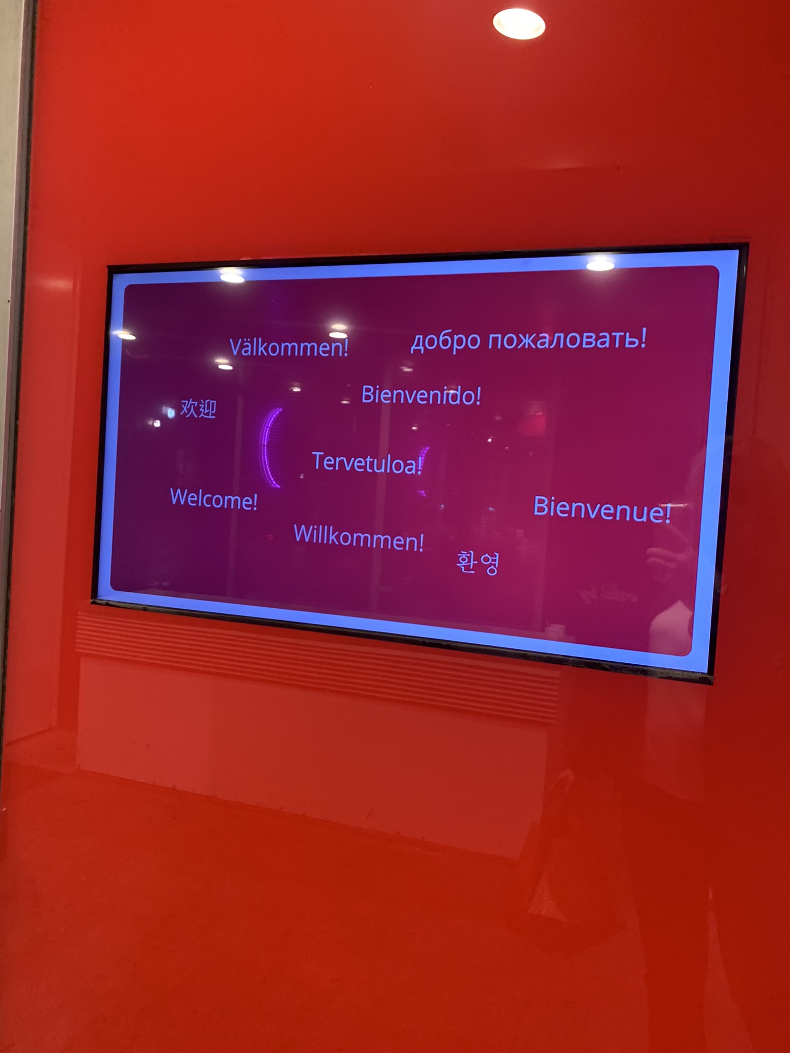 Monikielinen tervetuloa Omenahotelliin digitaalinen näyttö.